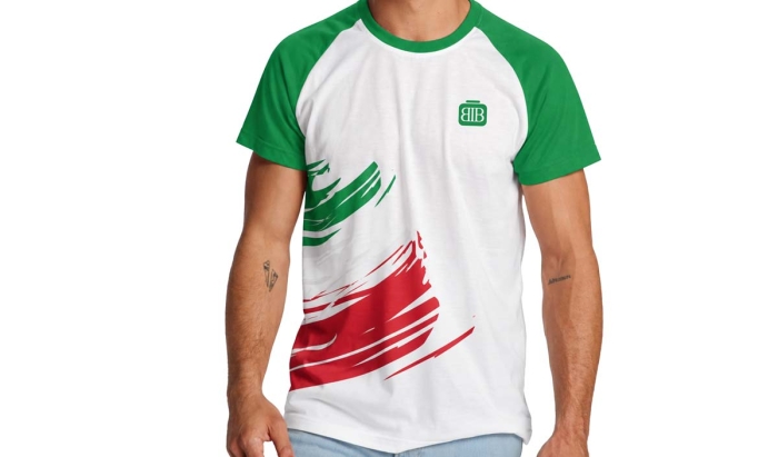 T-shirt Unisex Effetto Cotone con Stampa Bandiere e Maniche a Contrasto